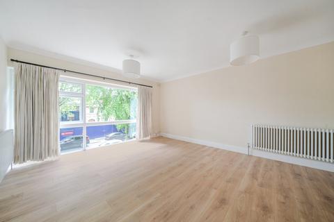 32 Oak Tree Close, London, W5 2AQ