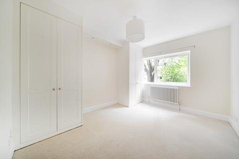32 Oak Tree Close, London, W5 2AQ
