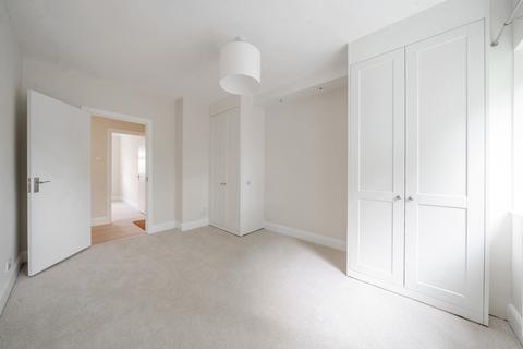 32 Oak Tree Close, London, W5 2AQ
