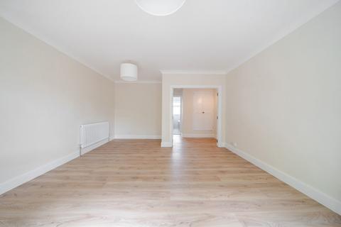 32 Oak Tree Close, London, W5 2AQ
