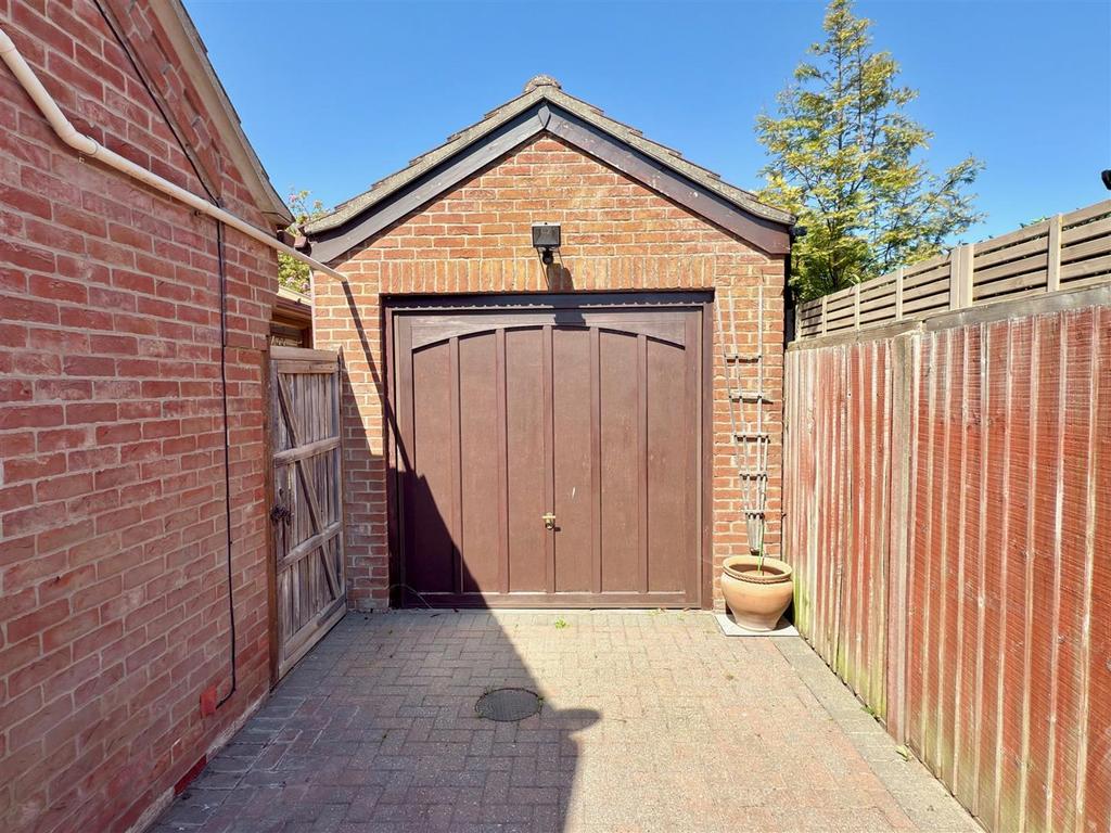 GARAGE.jpg