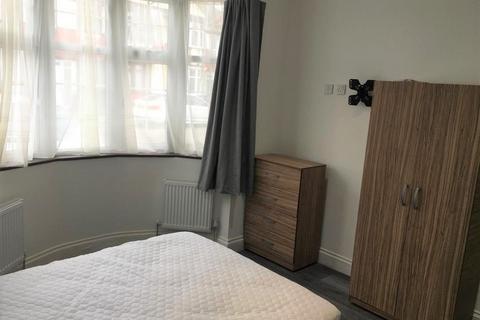 Studio to rent, Barkingside, Essex, IG6