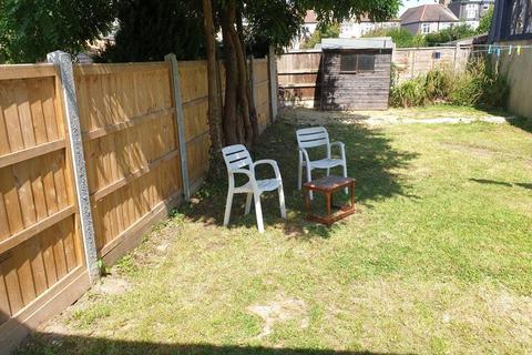 Studio to rent, Barkingside, Essex, IG6