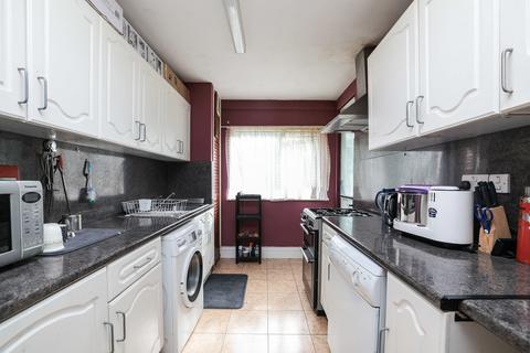2 bedroom flat to rent, Byron Way, Northolt, UB5