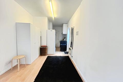 1 bedroom flat to rent, Foresters Drive, Wallington SM6