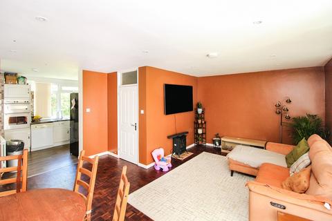 2 bedroom flat for sale, Ifield Drive, Crawley, West Sussex. RH11 0HD