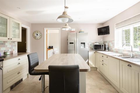 5 bedroom detached house for sale, Wilderness Road, Oxted