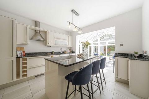 15 Castle Road, Weybridge, KT13 9QP