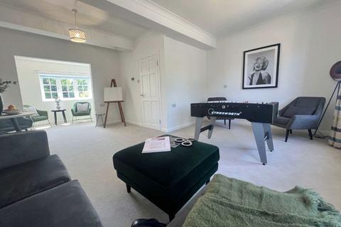 15 Castle Road, Weybridge, KT13 9QP