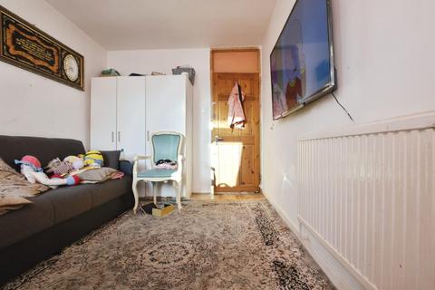 3 bedroom flat for sale, Bigland Street, London