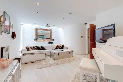 3 bedroom end of terrace house to rent, Archer Mews, London, SW9