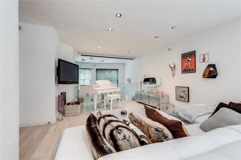 3 bedroom end of terrace house to rent, Archer Mews, London, SW9