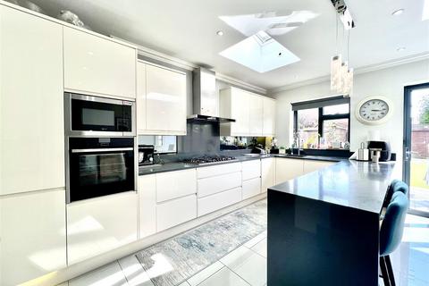 4 bedroom semi-detached house for sale, Dorset Waye, Heston TW5