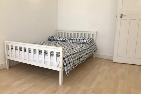 3 bedroom flat to rent, Queensway, London W2