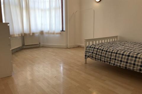 3 bedroom flat to rent, Queensway, London W2
