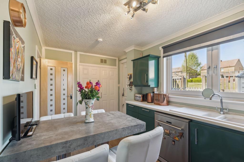 Kitchen / Dining Area