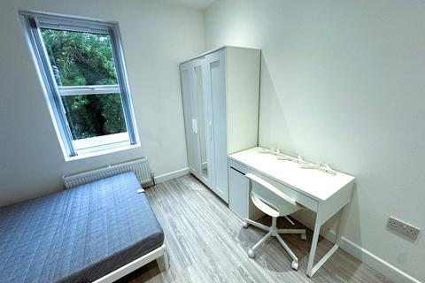 Studio to rent, Wanstead Park Road, Ilford IG1