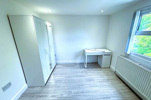Studio to rent, Wanstead Park Road, Ilford IG1