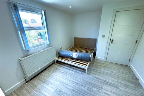 Studio to rent, Wanstead Park Road, Ilford IG1