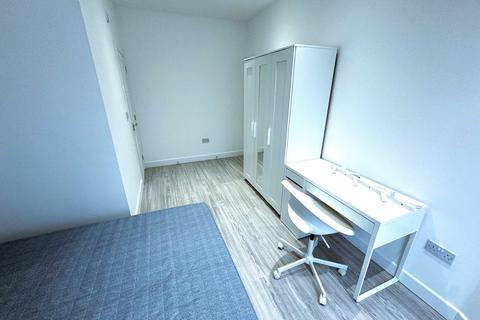 Studio to rent, Wanstead Park Road, Ilford IG1
