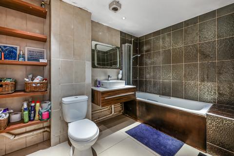 2 bedroom apartment for sale, at Brooklands Court, 460 Wandsworth Road, London SW8