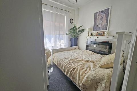 2 bedroom flat to rent, , Ilford, Essex, IG1