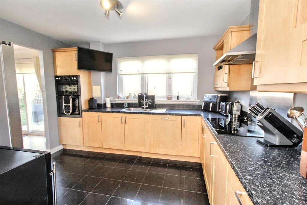 6- Kitchen.jpg