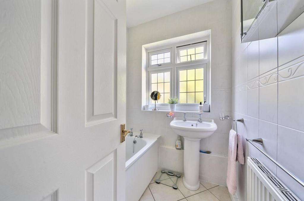 Davidson Frost-Wellings, DFW, Kenton Lane, Bathroo