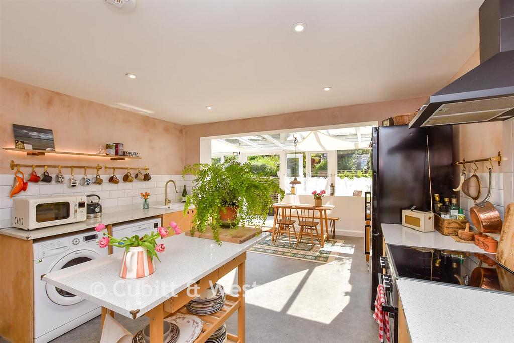 Kitchen/ Breakfast Area