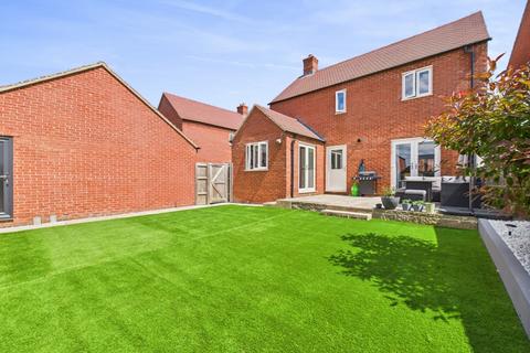 5 Bangor Close, Towcester, NN12 6UH