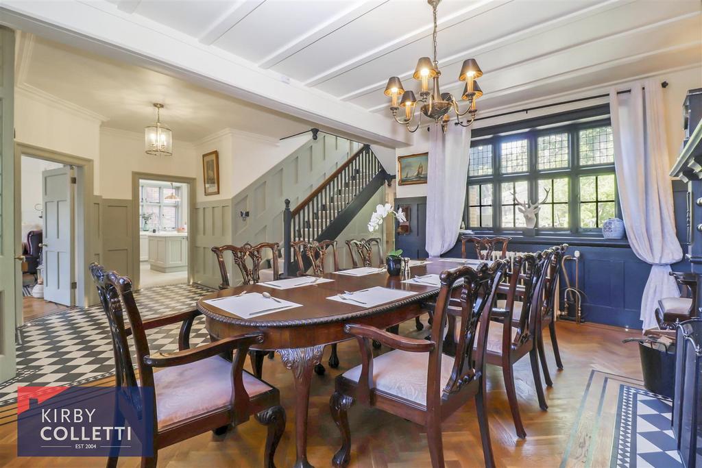 Entrance hall/dining room