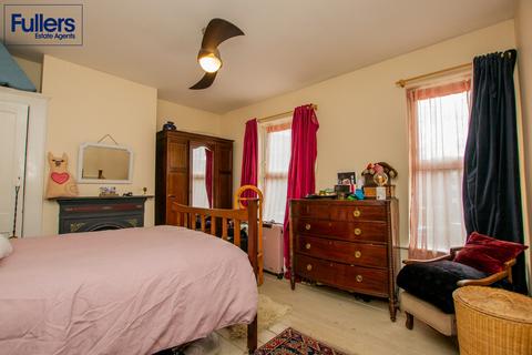 2 bedroom cottage for sale, Wilson Street, London N21
