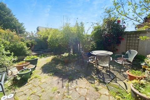 3 bedroom semi-detached house to rent, Barnfield Crescent, Sale, Greater Manchester, M33