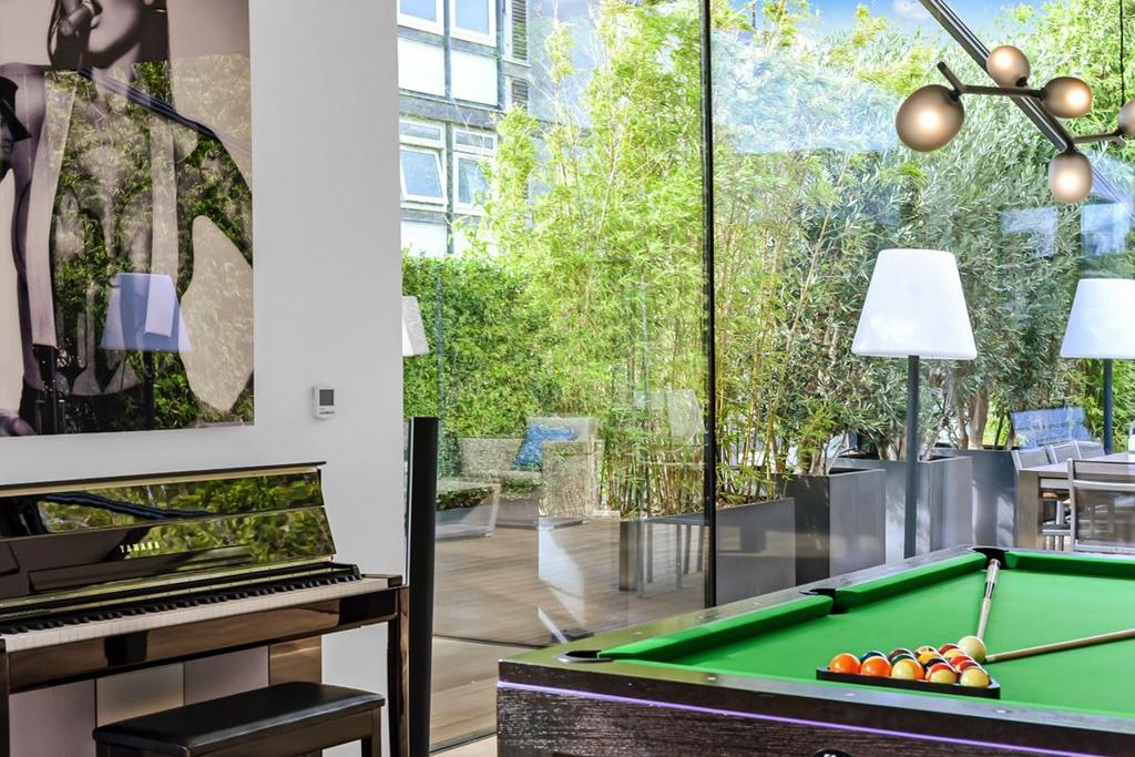 Games room, garden