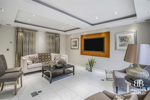 4 bedroom detached house for sale, Retreat Way, Chigwell