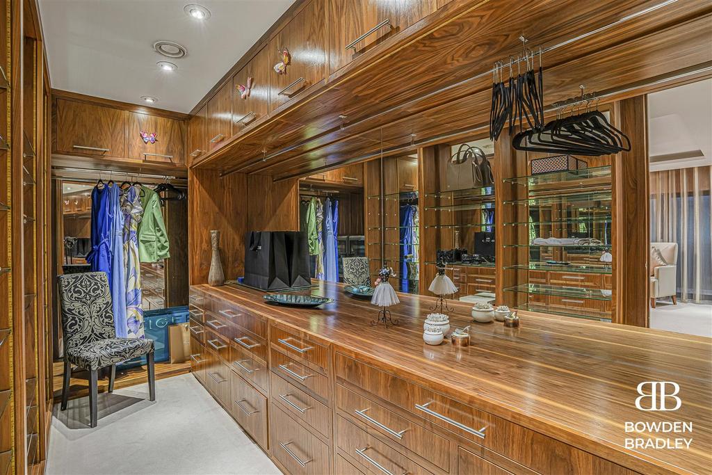 Walk-in wardrobe
