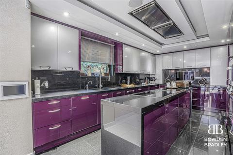 57 Retreat Way, Chigwell, IG7 6EL