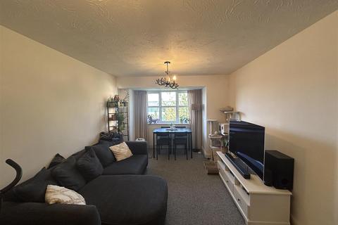 2 bedroom flat to rent, London Road, Romford
