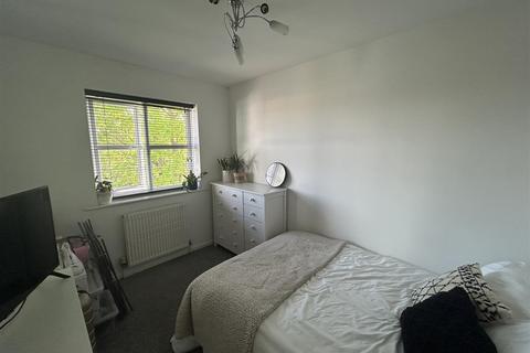 2 bedroom flat to rent, London Road, Romford