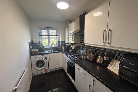 2 bedroom flat to rent, London Road, Romford