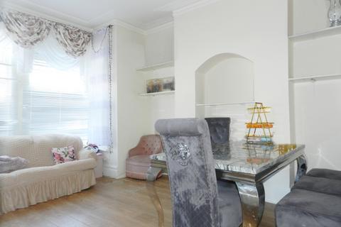 2 bedroom flat for sale, Fyfield Road, Enfield EN1