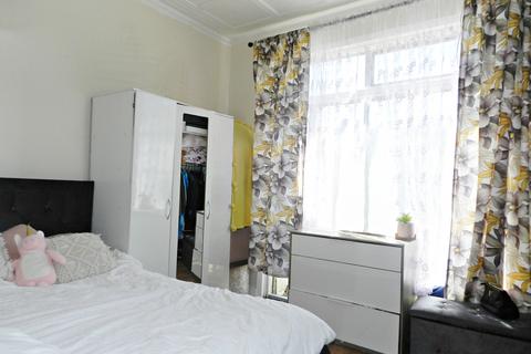 2 bedroom flat for sale, Fyfield Road, Enfield EN1