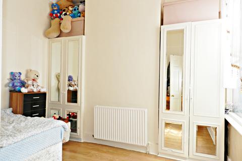 2 bedroom flat for sale, Fyfield Road, Enfield EN1