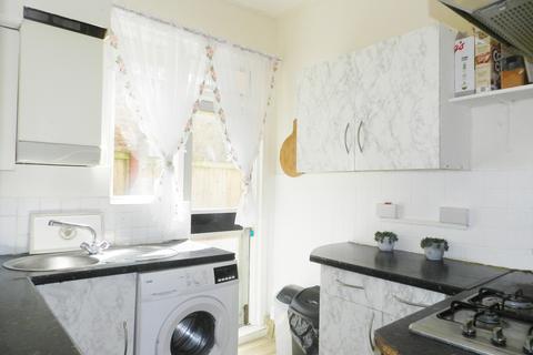 2 bedroom flat for sale, Fyfield Road, Enfield EN1