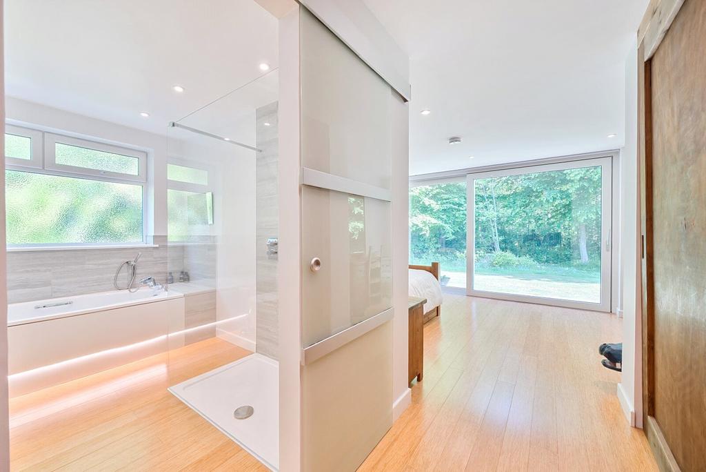 Bedroom/Bathroom