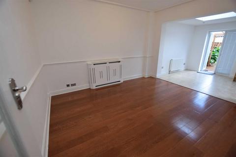 3 bedroom terraced house to rent, Normanshire Drive, Chingford, E4