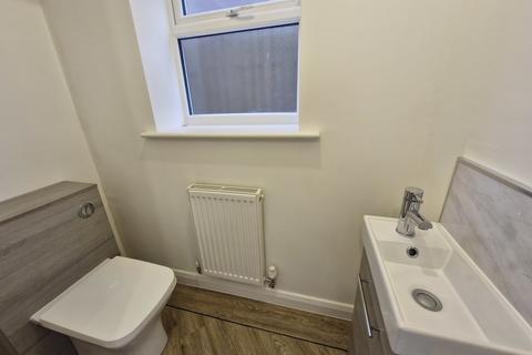 4 bedroom semi-detached house to rent, Sweeney Close, Chasetown, Burntwood