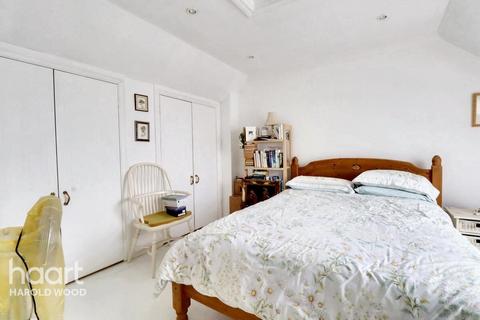 2 bedroom maisonette for sale, Messant Close, Romford