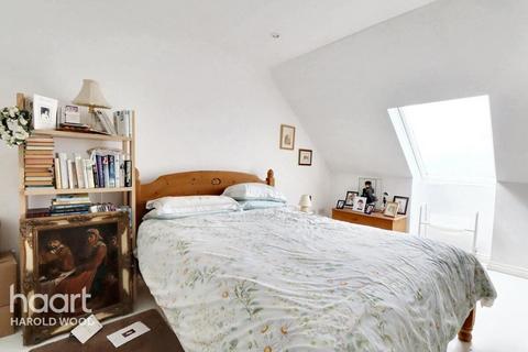2 bedroom maisonette for sale, Messant Close, Romford