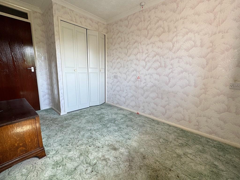Bed 1 to wardrobe
